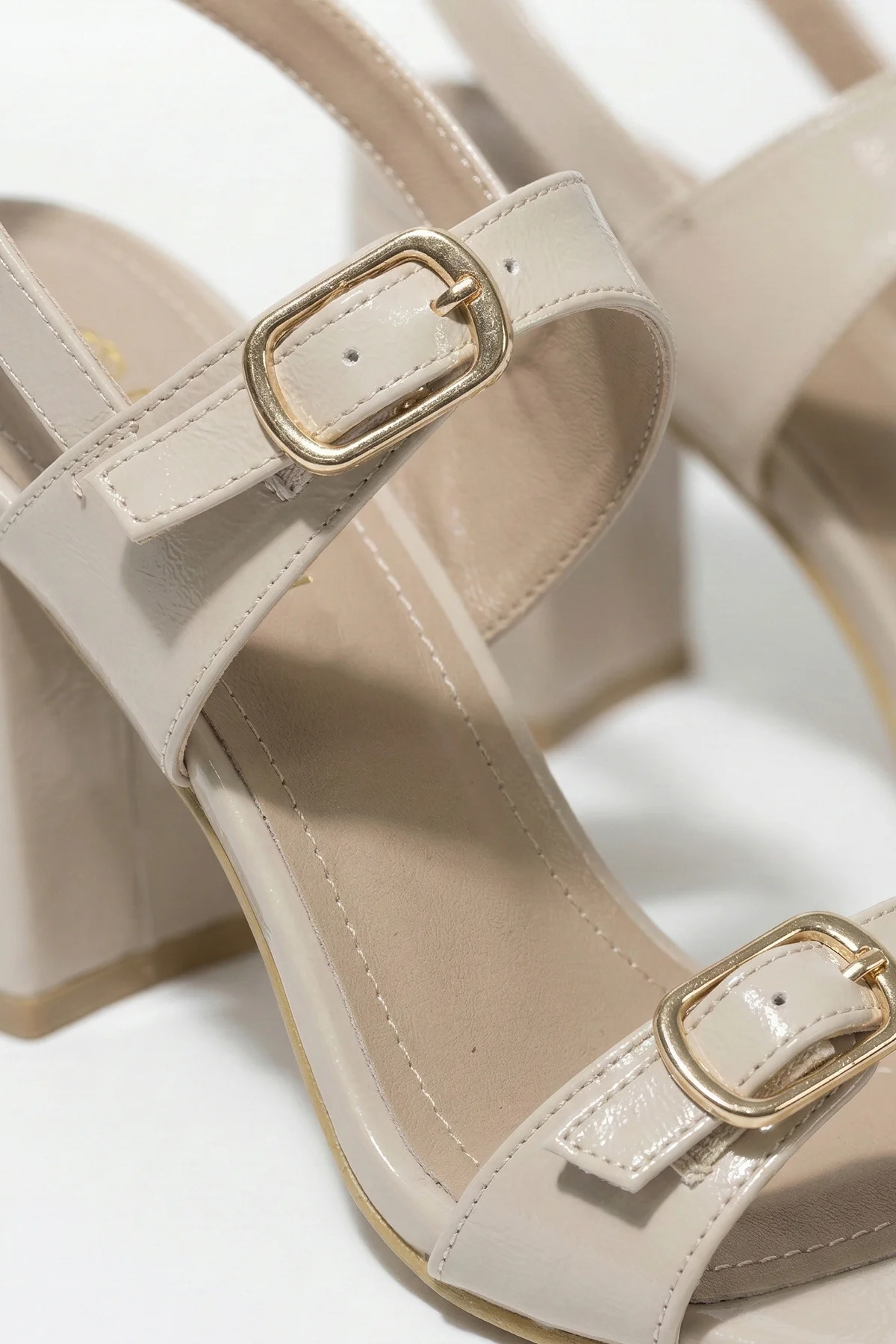 Laris Çift Tokalı Küt Burun Topuklu Sandalet Serisi - EKRU KIRIŞIK