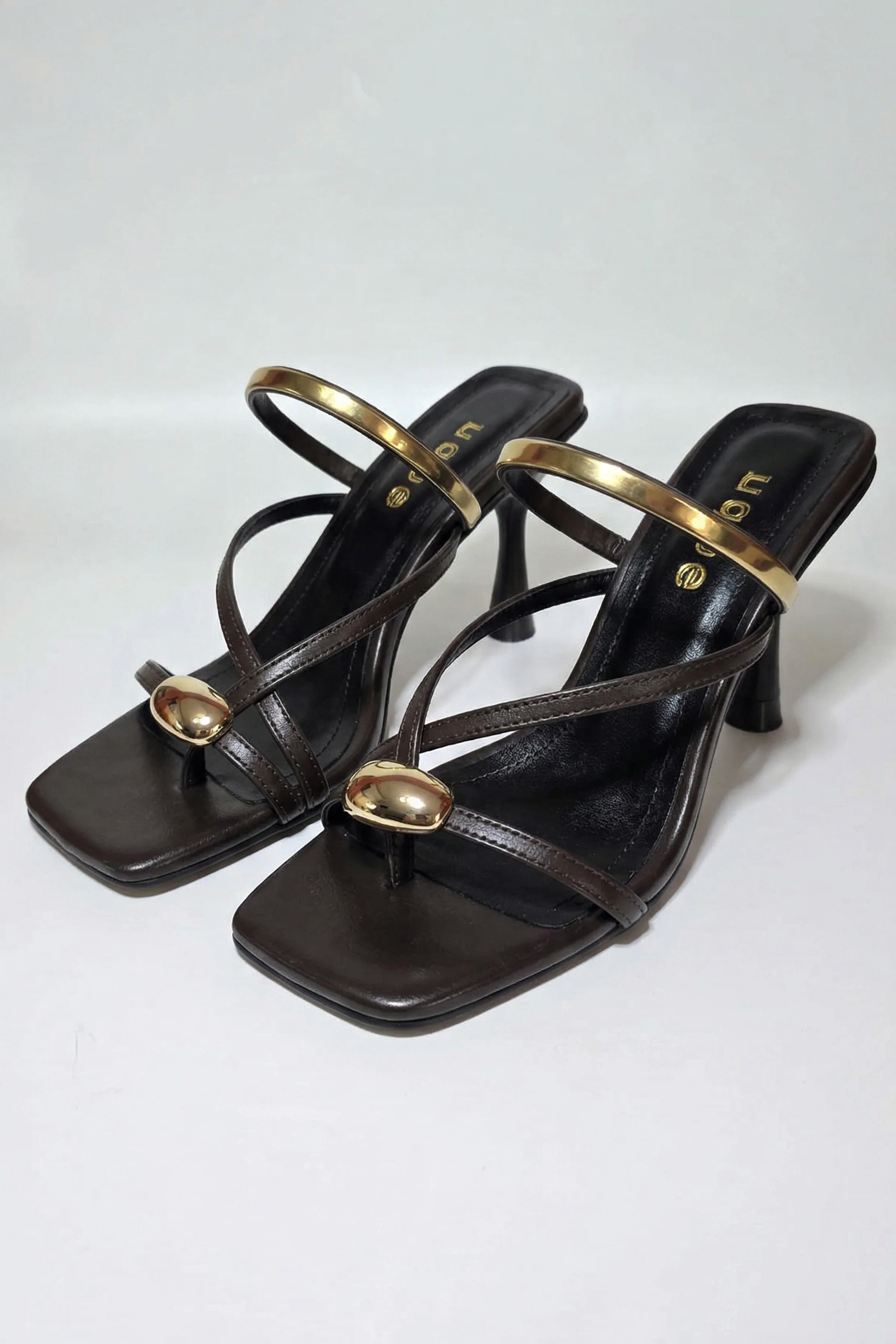 Dolia Gold Bantlı Parmak Arası Kadeh Topuklu Terlik - KAHVE