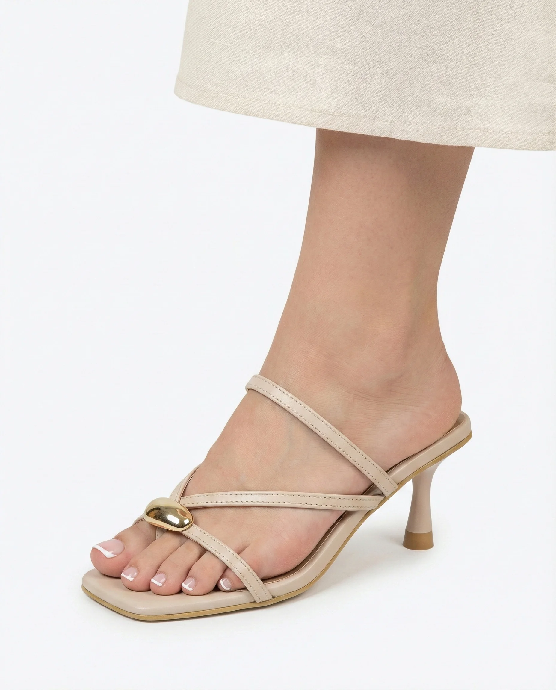 Dalia Gold Aksesuarlı İnce Bantlı Kadeh Topuklu Terlik - EKRU CİLT