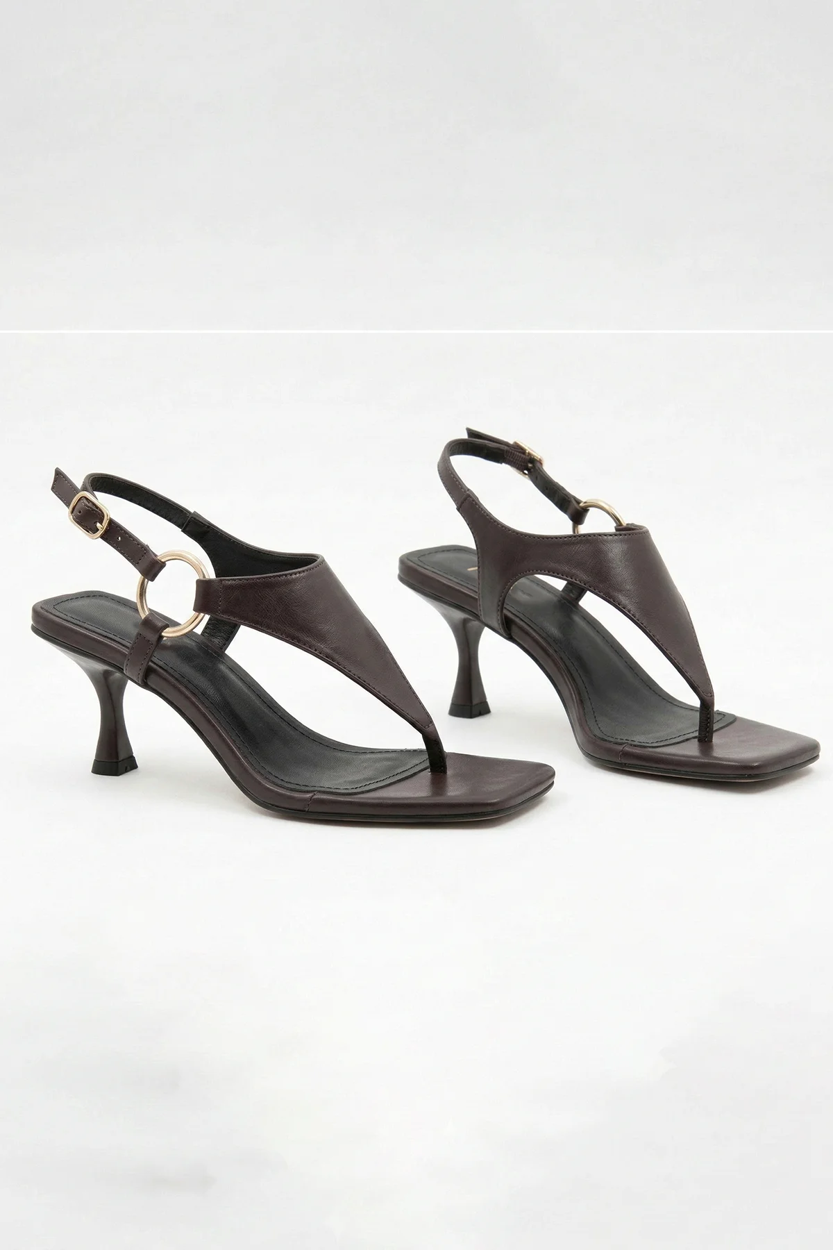 Sara Gold Halka Detaylı Parmak Arası Kadeh Topuklu Kadın Sandalet - KAHVE