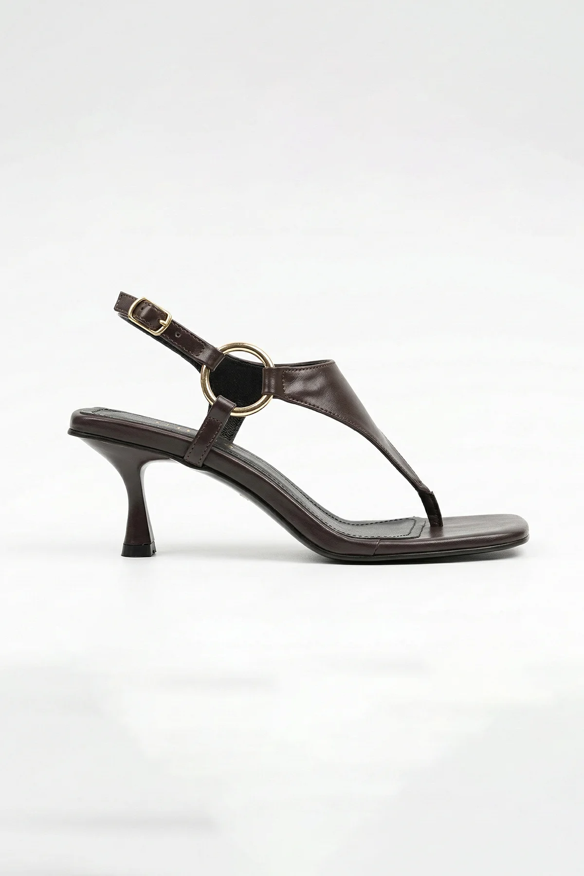 Sara Gold Halka Detaylı Parmak Arası Kadeh Topuklu Kadın Sandalet - KAHVE