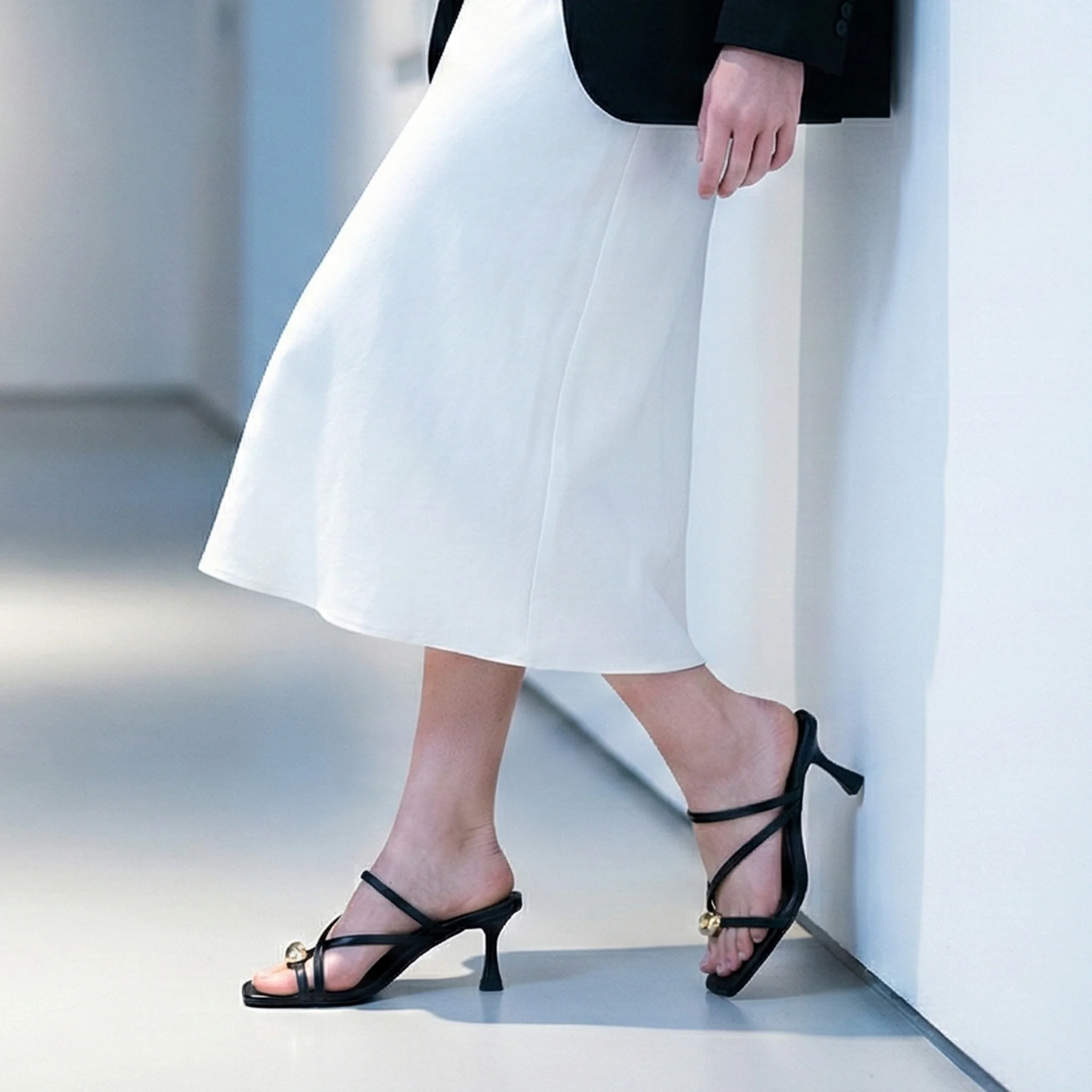 Dalia Gold Aksesuarlı İnce Bantlı Kadeh Topuklu Terlik - SİYAH