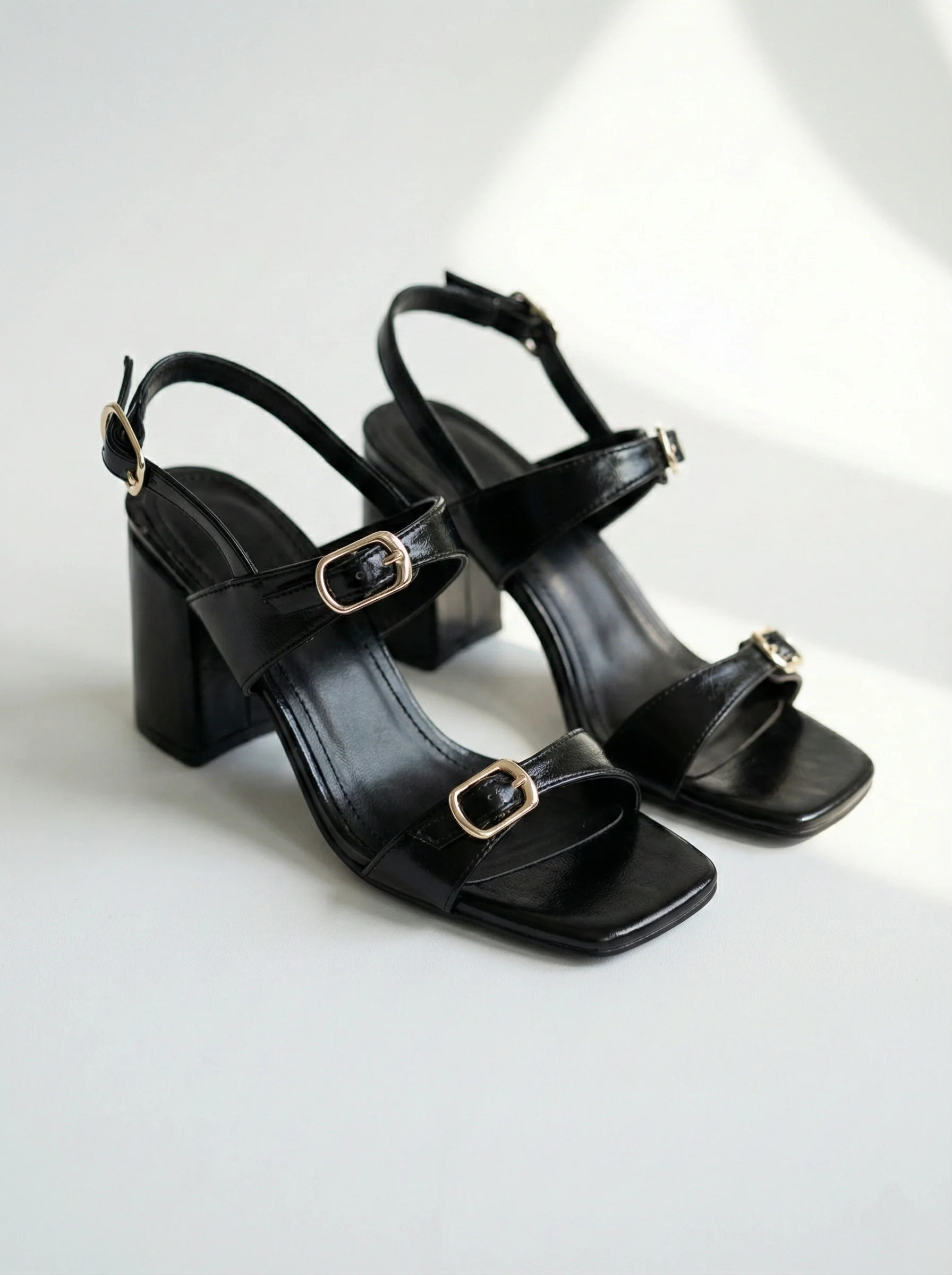 Laris Çift Tokalı Küt Burun Topuklu Sandalet Serisi