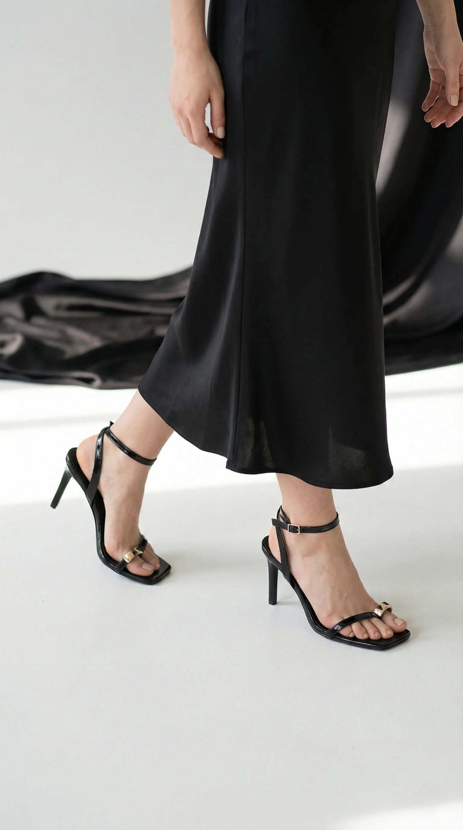 Mirala Gold Aksesuarlı Kadeh Topuklu Sandalet Serisi - SİYAH RUGAN